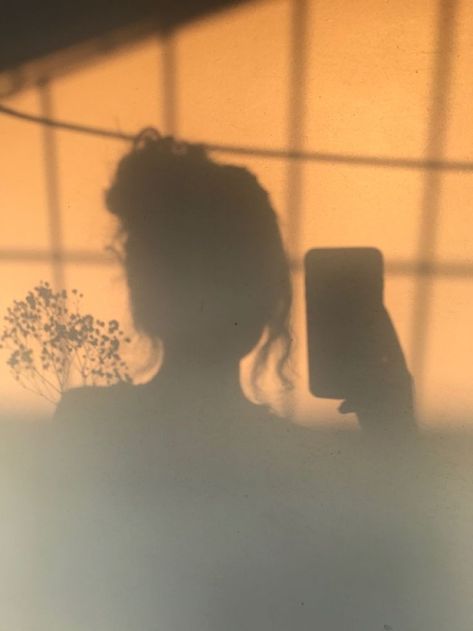 Spiegel Selfie, Girl Shadow, Iphone Wallpaper Classy, Instagram Dp, Photos For Profile Picture, Shadow Photography, Shadow Photos, Profile Pictures Instagram, Shadow Pictures