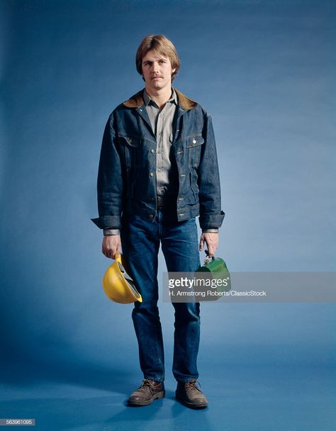 Stock Photo : 1970s CONSTRUCTION WORKER... Construction Worker Hat, 1980s Mens Fashion, 1970s Looks, Construction Outfit, Workwear Vintage, Construction Worker, Work Jackets, Classic American, Denim Outfit