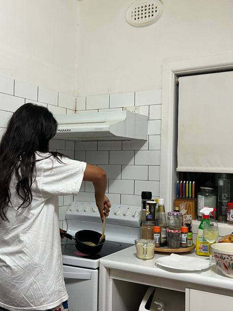 Bake Night Aesthetic, Baking Aesthetic Black Women, Black Girls Cooking Aesthetic, Cooking Show Aesthetic, Cooking Aesthetic Black Women, Black Women Cooking, Late Night Cooking, Person Cooking, Susanna Clarke