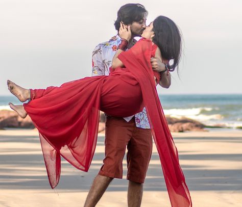 Saree Beach Photoshoot, Saree Couple Photoshoot Beach, Pre Wedding Photoshoot Beach Unique, Pre Wedding Poses Indian Beach, Creative Beach Pictures, Beach Water Couple Photoshoot, Pre Wedding Photoshoot Props, Marriage Photography, Wedding Photoshoot Props