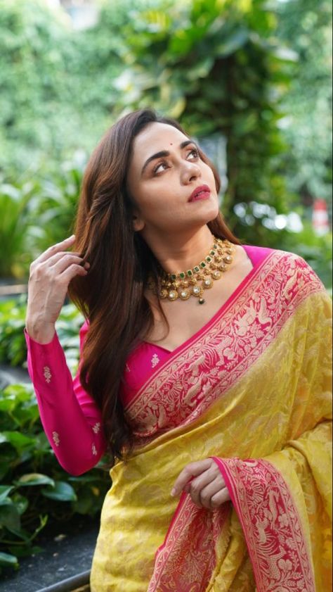 Contrast Saree, Amruta Khanvilkar, Khaddi Georgette Saree, Court Marriage, Maggam Blouses, Fashionable Saree, Simple Saree Designs, Shoot Poses, New Saree Blouse Designs