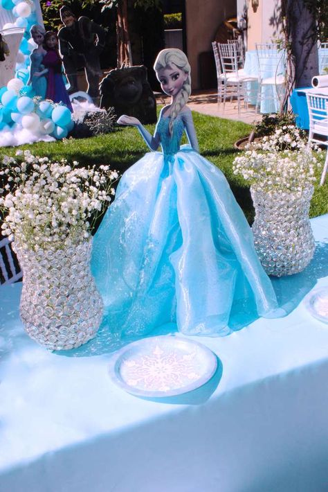 Frozen Centerpiece Ideas, Frozen Centerpieces, Disney Birthday Party Ideas, Elsa Cake, Frozen Party Decorations, Elsa Cakes, Frozen Birthday Theme, Disney Birthday Party, Frozen Theme Party