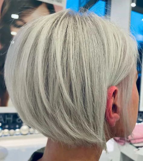 70 Short Hairstyles For Thick Hair To Try In 2024 Layered Bob Thick Hair, Kort Bob, Short Blonde Bobs, Bob Pixie, Choppy Bob Haircuts, Chic Short Hair, Thick Hair Cuts, Corte Bob, Bob Hairstyles For Thick