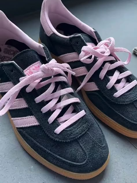 Addidas Shoes Pink, Pink Adidas Shoes, Look Adidas, Dr Shoes, Shoe Wishlist, Adidas Spezial, Hype Shoes, Adidas Outfit, Aesthetic Shoes