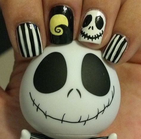 Nbc Nails, Diy Halloween Nail Art, Bat Nails Art, Halloween Nail Art Ideas, Nightmare Before Christmas Nails, Halloween Nails Diy, Halloween Manicure, Spooky Nails, Art Design Ideas