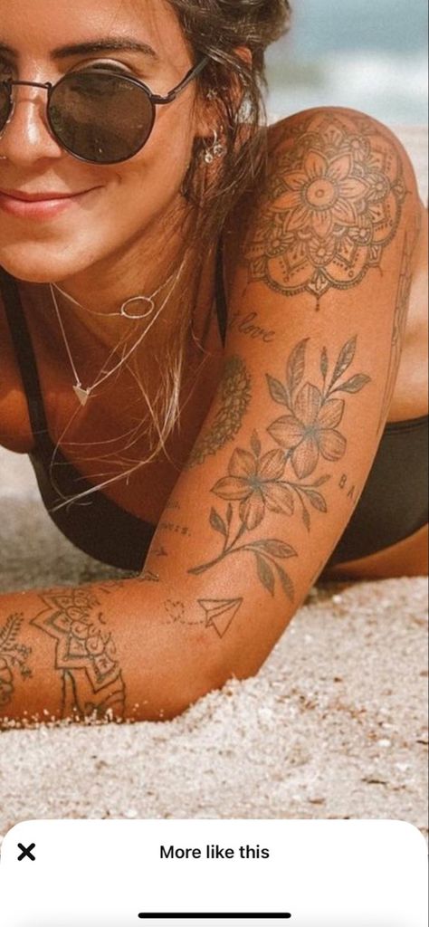 Hippie Girl Tattoos, Tropisches Tattoo, Boho Tattoo Ideas, Tattoo Avant Bras, Boho Tattoo, Bohemian Tattoo, Woman With Tattoos, Tato Jari, Hippie Tattoo