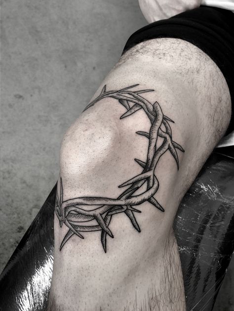 Men Deer Tattoo, Thorns Around Knee Tattoo, Thorn Knee Tattoo, Crown Of Thorns Knee Tattoo, Men Knee Tattoo Ideas, Crown Of Thrones Tattoo, Men Knee Tattoo, El Salvador Tattoo, Biblical Tattoos For Men