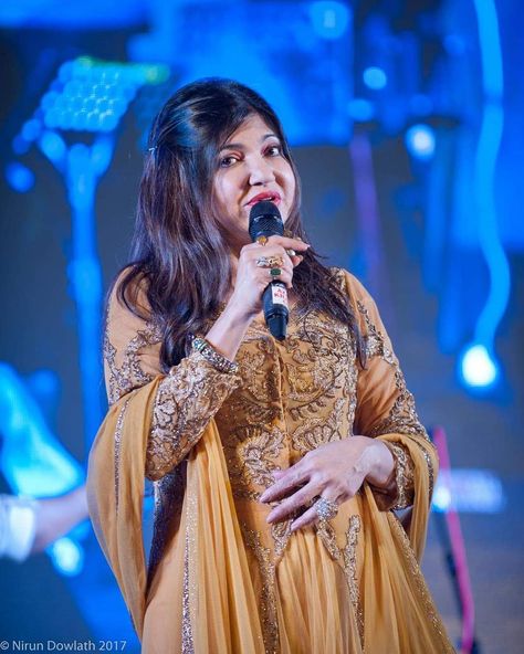 Image may contain: 1 person, dancing Bollywood Singers, Alka Yagnik, Best Music Artists, Durban South Africa, National Film Awards, New Photos Hd, Green Background Video, Fire Video, Photo P