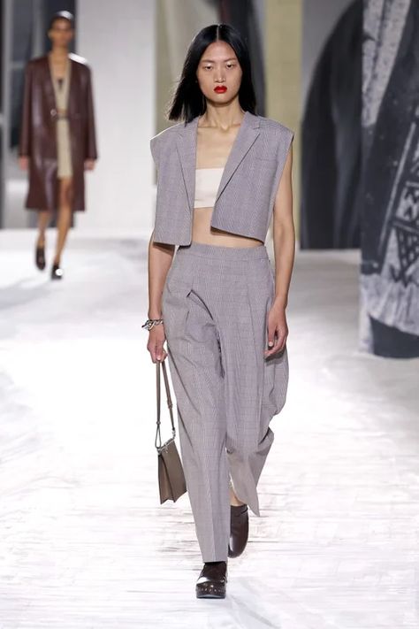 Hermès Spring 2021 Ready-to-Wear Collection | Vogue Casual Fashion Trends, Moda Paris, Fashion Weeks, Fashion Show Collection, Vogue Paris, Ladies Tops Fashion, Fashion Week Spring, Primavera Estate, Fashion Photo