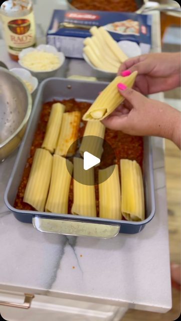 Hip2Save on Instagram: "🧀 Easy Stuffed Manicotti with String Cheese!  Ingredients: - 8 oz manicotti pasta - 1 lb ground Italian sausage - 24 oz marinara sauce - 10 string cheese sticks - 1 cup shredded mozzarella - 1 cup shredded parmesan - 1/4 cup fresh basil, chopped  Directions: 1️⃣ Preheat oven to 350°F. 2️⃣ Cook & drain pasta. 3️⃣ Brown sausage, drain fat, and mix in marinara. 4️⃣ Pour half the sauce into a 9x13 dish. 5️⃣ Stuff manicotti with string cheese, place in dish, and cover with remaining sauce. 6️⃣ Sprinkle cheeses on top, cover with foil, and bake 25 mins. Uncover and bake 5-10 more mins. Top with basil & enjoy!  #EasyRecipes #PastaLovers #WeeknightMeals #FoodHacks @raoshomemade @barillaus" Recipes With String Cheese, Stuff Manicotti Recipes, Manicotti With String Cheese, Easy Stuffed Manicotti, Easy Manicotti Recipe, Baked Mozzarella Sticks, Baked Manicotti, Manicotti Pasta, Stuffed Manicotti