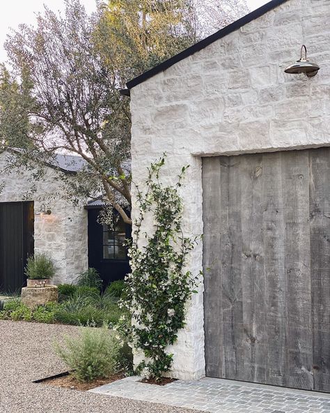 Shoppe Amber Interiors on Instagram: “The exterior of @amberinteriors home is our dream come true ✨ Design: @amberinteriors #crappyiphonepicsaremyjam” Renovation Facade, Casa Exterior, Modern Farmhouse Exterior, Exterior Stone, Amber Interiors, White Brick, Design Exterior, Farmhouse Exterior, Old Stone