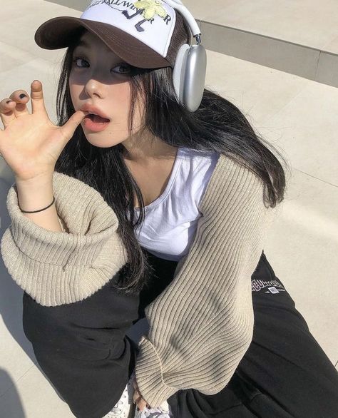 Headphone Outfit, Headphones For Iphone, Wearing Headphone, Cute Headphones, Girl With Headphones, Airpods Max, Dolby Atmos, Apple Airpods, Bluetooth Headphones