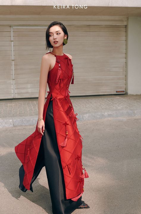 Cny Outfit Ideas, Vietnamese Fashion Street, Cheongsam Aesthetic, Imlek Outfit, Chinese Inspired Outfits, Chinese New Year Outfit Ideas, Chinese Outfits Modern, Chinese New Year Outfits, Black Ao Dai