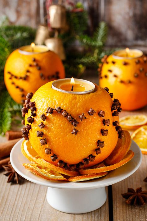 Craft project: 11 low-waste Christmas decorations to make at home Orange Pomanders, Yule Celebration, Pomander Balls, Natural Christmas Decor, Orange Christmas, Wallpaper Tumblr, Natural Christmas, Winter Solstice, Christmas Decorations To Make