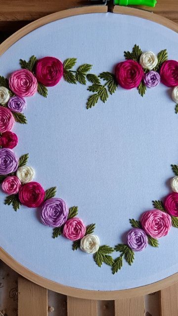 Woven Stitch Embroidery Design, Woven Rose Embroidery Design, Woven Rose Embroidery, Embroidery Hoop Art Tutorial, Diy Embroidery Flowers, Embroidery Hoop Art Diy, Hand Embroidery Patterns Free, Simple Hand Embroidery Patterns, Embroidery Hoop Wall Art