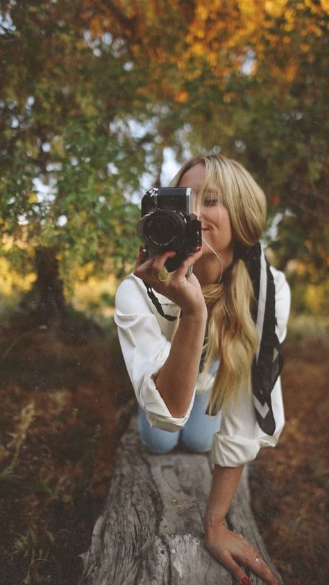 Girl in a forest holding a film camera Best Film Cameras, Film Photography Tips, Canon Ae 1, 35mm Film, Film Camera, Canon Eos, Film Photography, Photography Tips, Eos