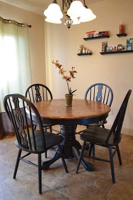 Craftaphile: Refinished Table and Chairs... because I have this and don't dig the color Refinished Table, Kitchen Table Oak, Painted Kitchen Tables, Kitchen Table And Chairs, Dining Table Makeover, Painted Dining Table, Kitchen Table Makeover, Round Kitchen Table, Dining Table And Chairs