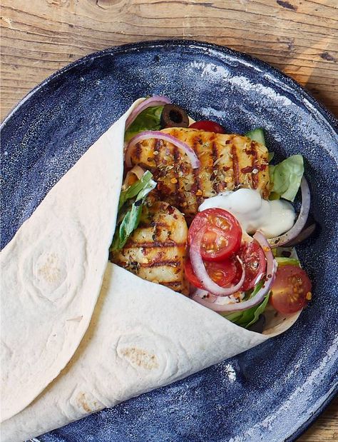 Greek halloumi wraps recipe | Sainsbury's Magazine Haloumi Recipes, Sandwich Vegetarian, Vegetarian Bbq, Plats Healthy, Berry Smoothie, Wrap Recipes, Meat Free, Greek Recipes, Main Meals