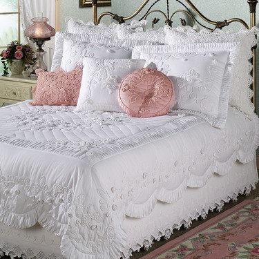 beautiful Shabby Bedroom, Pink Things, White Bed, Shabby Chic Bedroom, Shabby Chic Bedrooms, Romantic Bedroom, Luxury Bedding Sets, Dreamy Bedrooms, Chic Bedroom