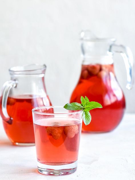 Kompot Drink is a popular Russian and Ukrainian drink. This is the one ultimate beverage that every Slavic kid tried, growing up. Strawberry Compote, Homemade Juice, Fruit Compote, Ukrainian Recipes, Kampot, Juice Boxes, Homemade Drinks, Straight Back, Science Experiment