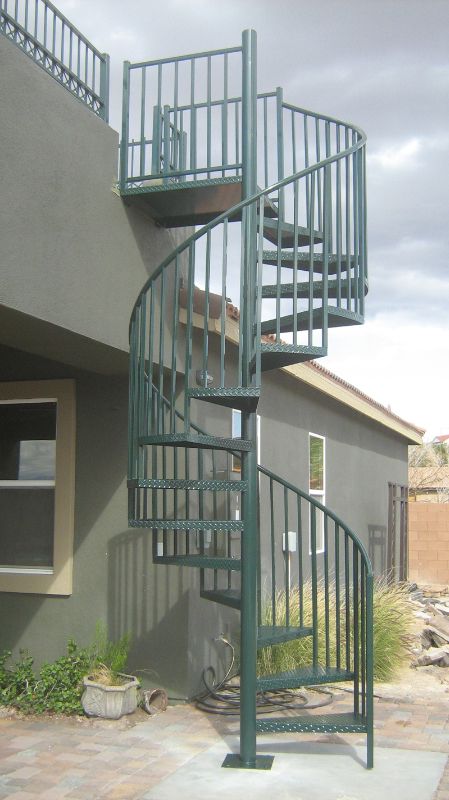 Iron Ladder For Terrace, Spiral Stairs Plan, Iron Stairs Design, Outdoor Spiral Staircase, Spiral Staircase Outdoor, Spiral Staircase Plan, Iron Railings Outdoor, Staircase Modern, Iron Stairs