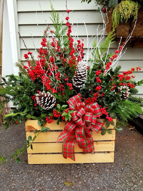 Milk Crate Christmas Decor, Christmas Crate Decor, Christmas Crates Ideas, Christmas Crates Ideas Wooden Boxes, Christmas Crate Ideas, Diy Christmas Arrangements, Christmas Doorway Decorations, Christmas Crate, Outdoor Christmas Planters