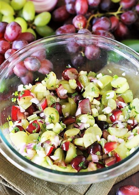 Grape Salsa Recipe, Recipes With Green Grapes, Green Grapes Recipes, Grape Salsa, Grape Appetizers, Grape Recipes, Chips And Salsa, Green Grapes, Red Grapes