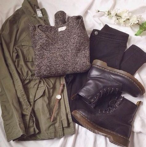 ♡ Fashion 90s, Outfit Chic, Paris Mode, Outfit Jeans, Marketing Online, Rainy Day Outfit, Inspiration Mode, Fashion Mode, Doc Martens