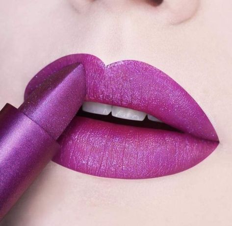 Lip Ideas, Cosmetics Ads, Lipstick Ideas, Pink Lipstick Shades, Amazing Wedding Makeup, Red Lipstick Shades, Makeup Jobs, Green Lips, Lipstick Kit