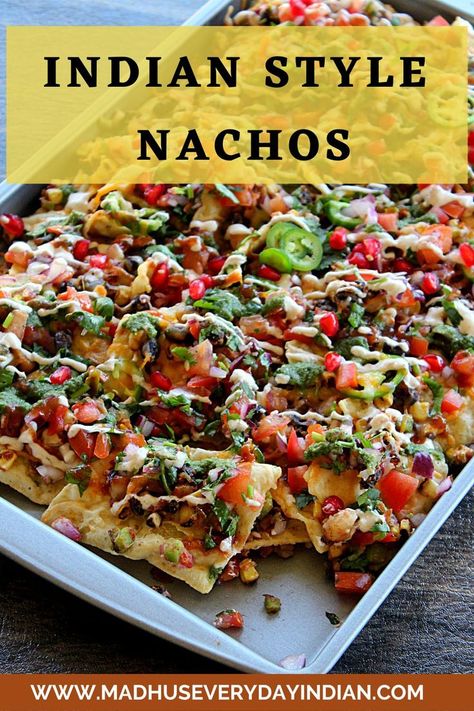 tortilla chips topped with veggies, beans, potato , yogurt and chutneys Nachos Vegetarian, Vegetarian Party Appetizers, Easy Indian Appetizers, Appetizer Recipes Vegetarian, Vegetarian Nachos, Indian Appetizers, Chaat Recipe, Cooking Black Beans, Nachos Recipe