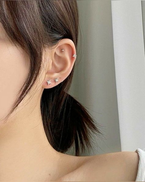 #earring #earringinspo #jewelry #miusayuna #tanrica Pricing Ear Ideas, 2 Ear Piercings, Pierce Ear, Minimalist Ear Piercings, Ear Peircings, Cool Ear Piercings, Pretty Ear Piercings, Produk Apple, Cute Ear Piercings