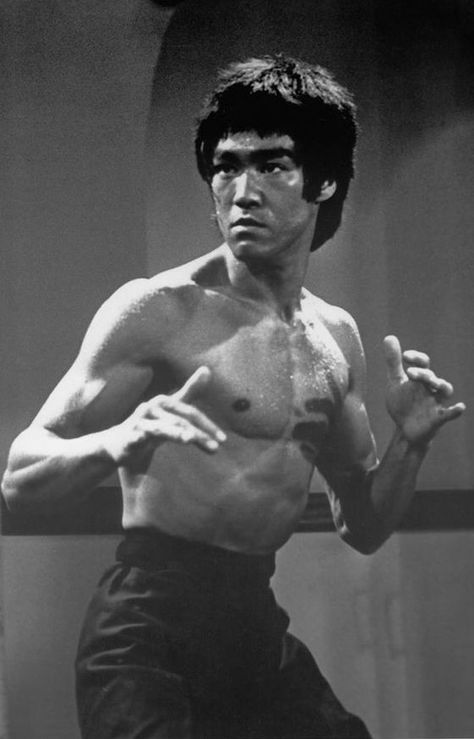 Bruce Lee Chuck Norris, Bruce Lee Pictures, Bruce Lee Art, Bruce Lee Martial Arts, Bruce Lee Quotes, Bruce Lee Photos, Steven Seagal, Brandon Lee, Enter The Dragon