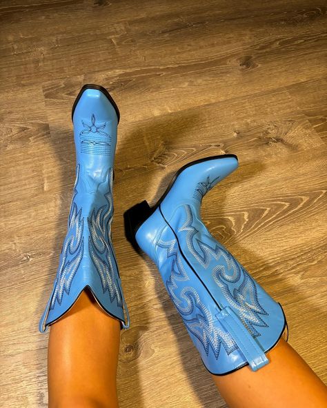 Looking for the perfect 4th of July outfit?? We got the perfect boots for you to show off your spirit!! Shop with the link in our bio!! ❤️🇺🇸🦅🤍🤠🐄💙 Blue Cowgirl Boots, Blue Cowboy Boots, Cute Cowgirl Boots, Cowgirl Aesthetic, Boots Cowboy, 4th Of July Outfits, Western Boots Women, Baby Cowboy, Cow Girl