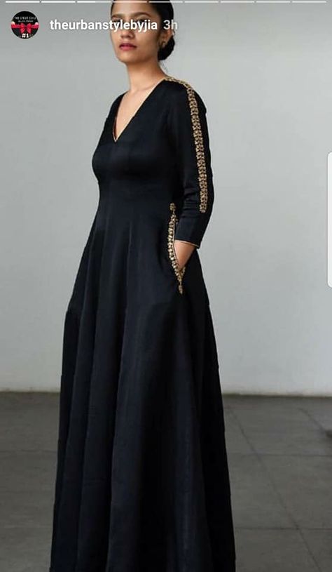 Gown Designs Western Latest, Black Long Dress Indian Style, Traditional Black Party Dress, Black Ethnic Wear Indian, Black Kurta Design, Ethnic Gowns Indian, Black Anarkali, Stylish Kurtis Design, Velvet Dress Designs