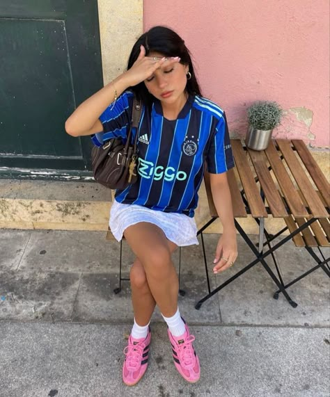 Sporty Feminine Outfits, Demure Outfit, Bloke Core, Jersey Fits, Football Jersey Outfit, Girls Fit, Skirt Looks, Jersey Outfit, Europe Fashion