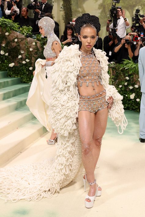 FKA Twigs Was Dripping In Lab-Grown Stella McCartney Diamonds At The Met Gala Gala Themes, Met Gala Outfits, Embellished Crop Top, Gala Outfit, Fka Twigs, Gala Fashion, Met Gala Red Carpet, Best Red Carpet Looks, Vogue Dress