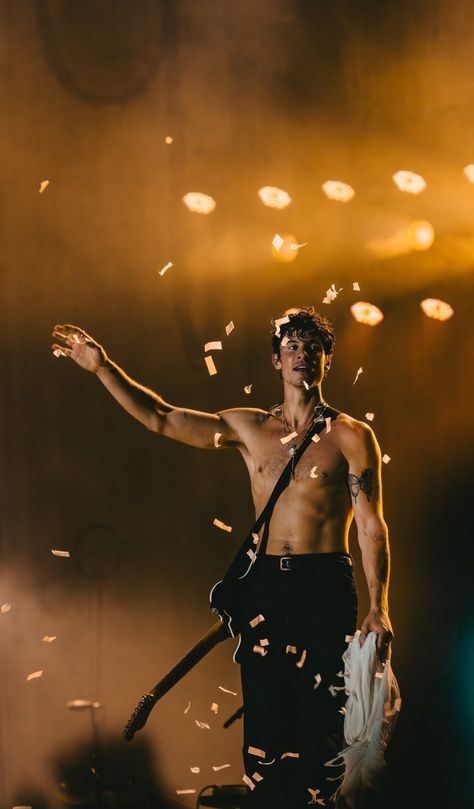 Shawn Mendes Back, Shane Mendes, Shawn Mendes Lockscreen, Shawn Mendes Merch, Football Poses, Shawn Mendes Concert, Best Workout Plan, Shawn Mendes Wallpaper, Allen Walker