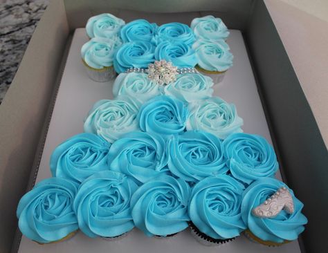 cinderella cupcake cake | Creative Cakes by Lynn: Cinderella's Dress - Cupcake Cake Cinderella Cupcake Cake, Cupcakes Princesas, Elsa Torte, Pastel Frozen, Cinderella Cupcakes, Frozen Cupcakes, Cinderella Birthday Party, Cinderella Cake, Pull Apart Cupcakes