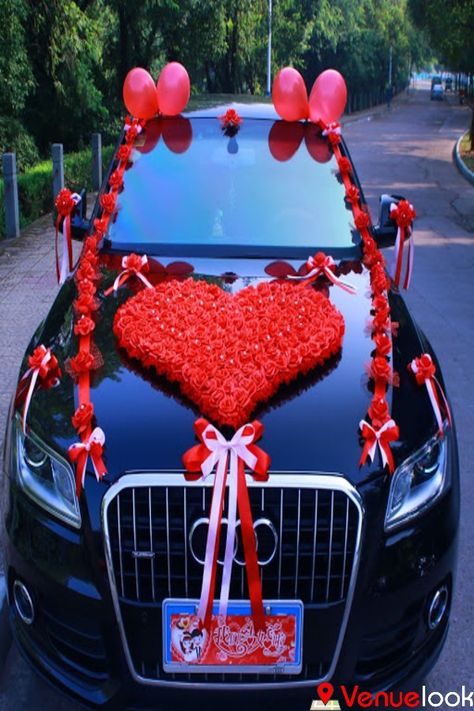 Another very simple and yet very charming idea is that of a big heart-shaped bouquet on the bonnet made with roses or any other flower. Wedding Car Decor, Rose Wedding Flowers, Ethiopian People, Couples Dp, Eid Images, Peacock Images, Bridal Car, Artificial Wedding Flowers, Fun Wedding Decor