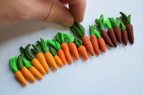 Artist Elizabeth shows you how to sculpt cute miniatuare carrot art out of polymer clay Polymer Clay Carrot, Mini Clay Food, Clay Carrot, Fairy Garden Box, Carrot Art, Tiny Log Cabin, Clay Animation, Miniture Food, Mini Carrots