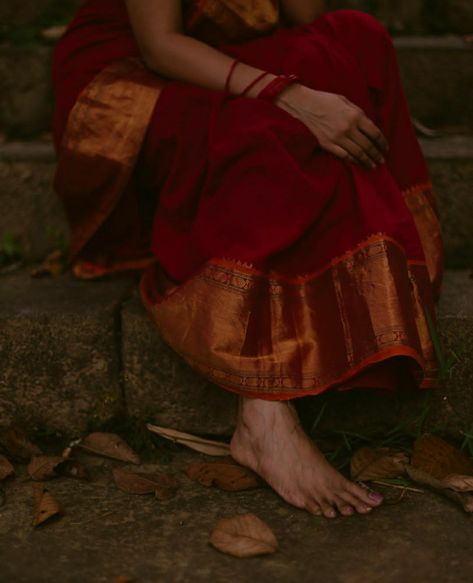 Traditional Women Aesthetic, Red Saari Aesthetic, Red Saree Aesthetic Vintage, Rori Aesthetic, Vintage India Aesthetic, Vintage Saree Photoshoot, Old Indian Aesthetic, Vintage Indian Aesthetic, Saree Shoot