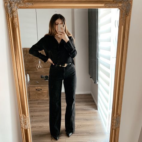 All black outfit. Black satin shirt, black high waisted large leg jeans, black heeled boots. Black Heel Boots Outfit, Black Leather Pants Outfit, Black Satin Shirt, Satin Blouse Outfit, Black Satin Blouse, Heels Boots Outfit, Black Pants Outfit, Black Boots Outfit, Leather Pants Outfit