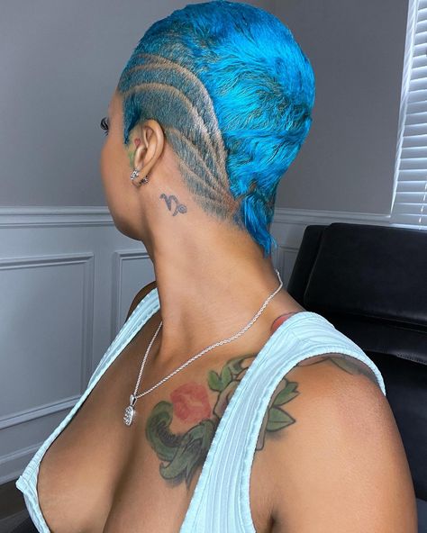 Cyan Hair Color, Blue Pixie Cut, Colored Pixie, Short Blue Hair, Short Shaved Hairstyles, Shaved Side Hairstyles, Shaved Hair Designs, Chic Short Hair, Natural Hair Short Cuts