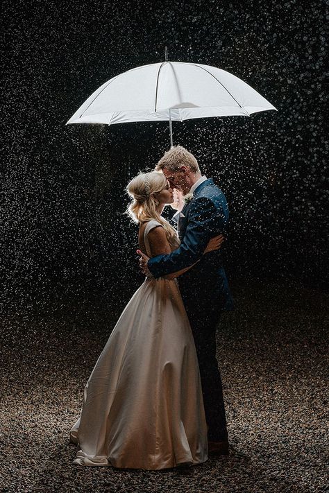 Rain Pic, Rainy Wedding Photos, Night Wedding Photos, Rain Wedding, Outdoor Wedding Photography, Funny Wedding Photos, Under The Rain, Rainy Wedding, Wedding Photography Bride