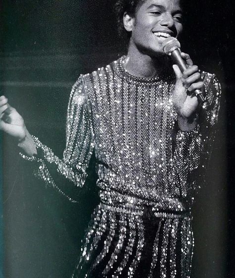 Michael Jackson Sparkly Outfit, Sparkly Outfit Aesthetic, Sparkly Outfit, Aesthetic Smile, Michael Jackson Neverland, Iconic Outfits, Sparkly Outfits, Mtv Music, Michael Jackson Smile