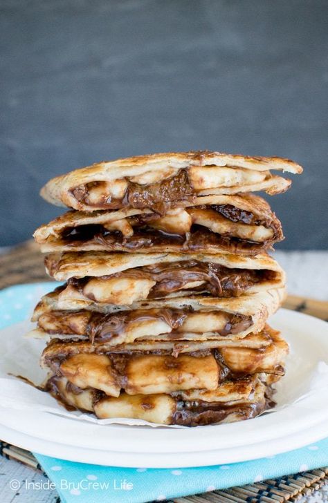 Banana Nutella Quesadillas - banana slices and Nutella in a cinnamon sugar tortilla is an awesome snack! Try these easy dessert quesadillas the next time you are craving chocolate! #dessertquesadillas #nutella #banana #chocolate #nobakedessert Tortilla Dessert, Nutella Snacks, Nutella Recipes Easy, Recetas Salvadorenas, Recetas Puertorriqueñas, Nutella Desserts, Banana Slices, Banana Nutella, Quesadilla Recipes