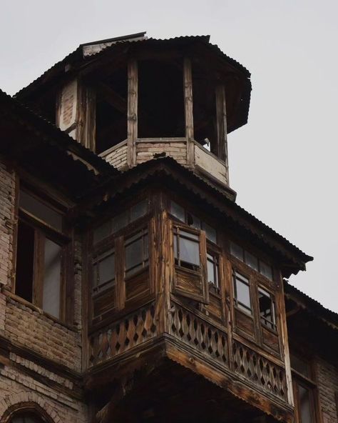 Kashmiri Decor, Kashmir Architecture, Kashmiri Architecture, Home Styles Exterior, Desi Love, Shadow Video, Vintage Architecture, Some Beautiful Pictures, Vintage Poster Design