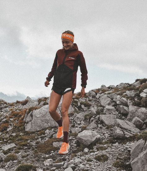 Trail Runner Aesthetic, Autumn Running Outfit, Cold Weather Running Outfit, Trail Running Aesthetic, Trail Running Outfit Woman, Summer Running Outfit, Winter Running Outfit, Running Fits, Ultra Marathon Training