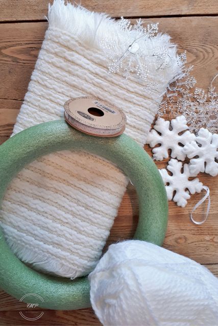 Scarf Wreath Diy, Scarf Wreath, Winter Gift Scarves In Yarn, Winter Yarn Scarves Gift, Winter Scarf Wreath Diy, Winter Wreath Crochet, Winter Bulky Yarn Wreath, Christmas Yarn Wreaths, Diy Wreath Bow