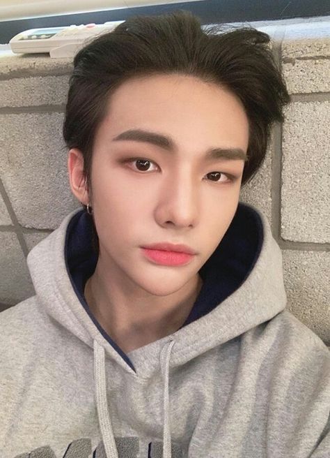 Stray Kids Hyunjin selca Hyunjin And In, Korean Boy, Stray Kids Seungmin, Luke Hemmings, Drama Queens, Kids Icon, Celebrity Art, Elizabeth Olsen, Felix Stray Kids